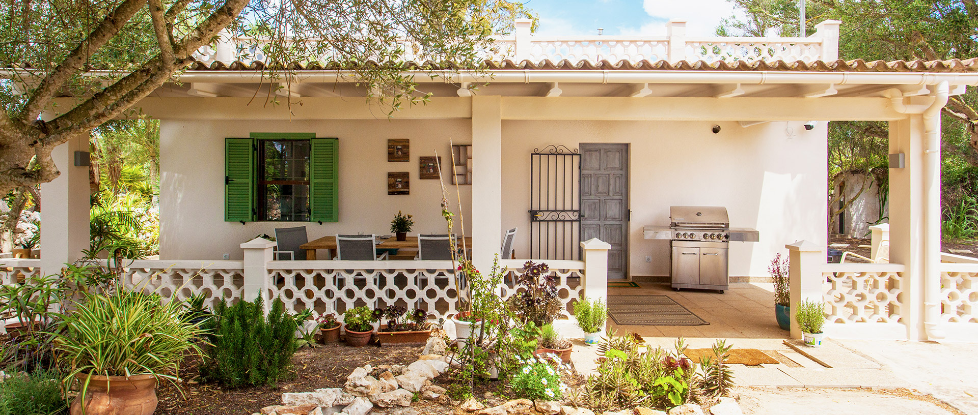 Casa-Farah-Mallorca Ses Salines - Überdachte Terrasse mit 8 Sitzplätzen und Gasgrill - Außenküche